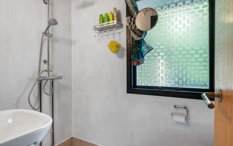 Tarvo - 500M to the Fjord: Bathroom, Plumbing Fixture, Wall, Interior Design, Flooring, Plumbing, Tap, Floor, Tile, Sink