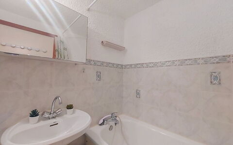 Les Grandes Aiguilles: Bathroom, Plumbing Fixture, Flooring, Bathtub, Interior Design, Floor, Tap, Plumbing, Sink, Bathroom Sink