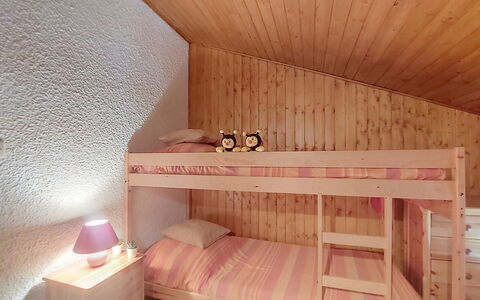 Les Grandes Aiguilles: Bedroom, Wood, Floor, Interior Design, Flooring, Furniture, Bed, Ceiling, Room, Bedding