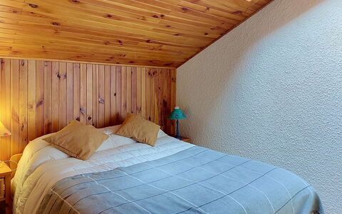 Les Grandes Aiguilles: Floor, Wood, Interior Design, Bedroom, Bed, Flooring, Bed Sheet, Ceiling, Furniture, Bedding