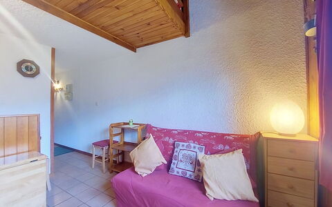 Les Grandes Aiguilles: Flooring, Floor, Interior Design, Wood, Furniture, Ceiling, Room, Bedroom, Apartment, Bed