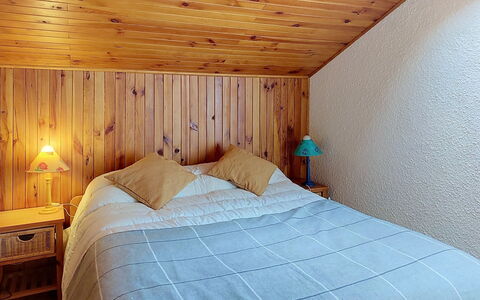 Les Grandes Aiguilles: Bed, Interior Design, Bedroom, Floor, Bed Sheet, Flooring, Wood, Furniture, Bedding, Ceiling