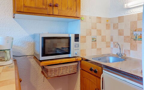 Les Grandes Aiguilles: Major Appliance, Wood, Interior Design, Countertop, Kitchen, Furniture, Flooring, Cabinetry, Kitchen Appliance, Floor