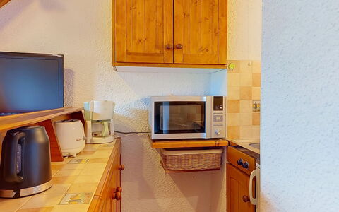 Les Grandes Aiguilles: Wood, Flooring, Furniture, Interior Design, Floor, Countertop, Major Appliance, Cabinetry, Kitchen, Room