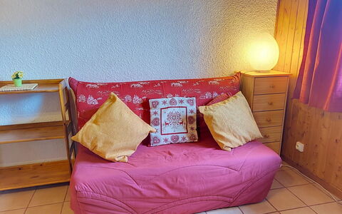 Les Grandes Aiguilles: Furniture, Wood, Interior Design, Floor, Textile, Flooring, Cushion, Room, Lighting, Linens