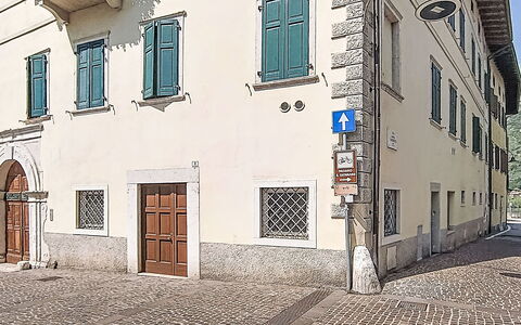 Le Falesie: Wall, Door, Concrete, Paint, Plaster, Parking, Daylighting, Home Door