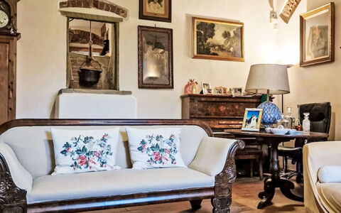 Il Pozzo dei Desideri: Furniture, Interior Design, Flooring, Wood, Couch, Living Room, Room, Floor, Textile, Picture Frame