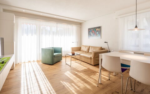 Val Signina 5-2: Furniture, Interior Design, Floor, Flooring, Wood Flooring, Wood, Ceiling, Room, Laminate Flooring, Table