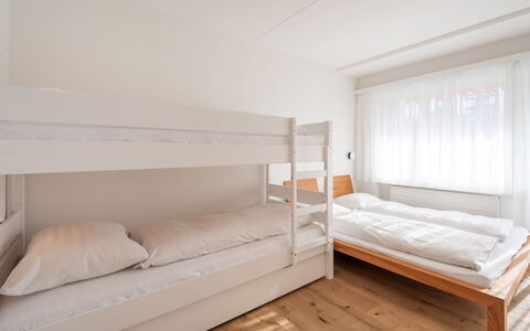 Val Signina 5-2: Flooring, Floor, Wood, Interior Design, Bedroom, Bed, Ceiling, Wood Flooring, Room, Furniture