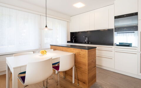Val Signina 5-2: Furniture, Interior Design, Flooring, Countertop, Floor, Kitchen, Wood, Cabinetry, Light Fixture, Wood Flooring