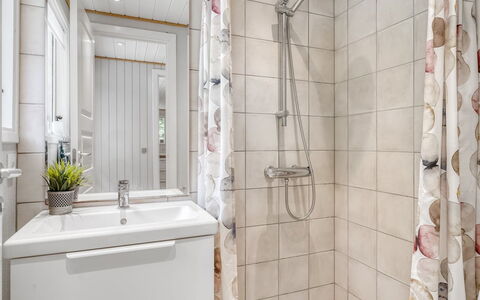 Løgstør 648: Bathroom, Interior Design, Flooring, Plumbing Fixture, Floor, Plumbing, Sink, Bathroom Cabinet, Toilet, Tap