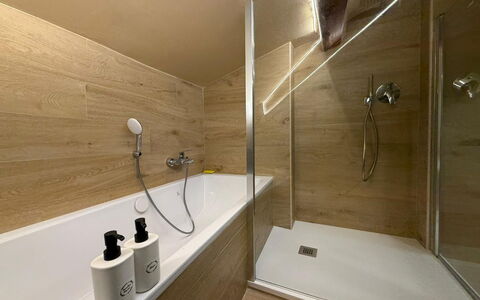 Il Pittore: Bathroom, Flooring, Floor, Wall, Plumbing Fixture, Bathtub, Wood, Interior Design, Plumbing, Tap