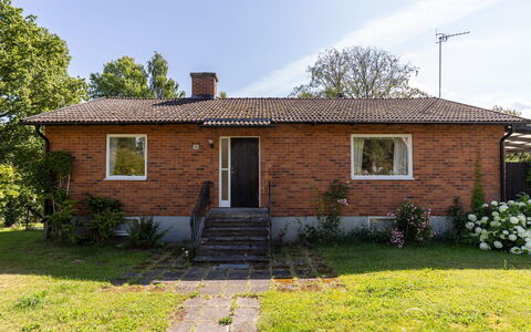 Villa Fröseke: Building, Window, House, Residential Area, Home, Shrub, Cottage, Roof, Door
