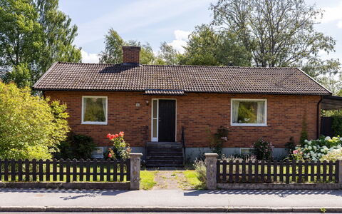 Villa Fröseke: Building, Wall, Window, House, Residential Area, Home, Shrub, Cottage, Brick