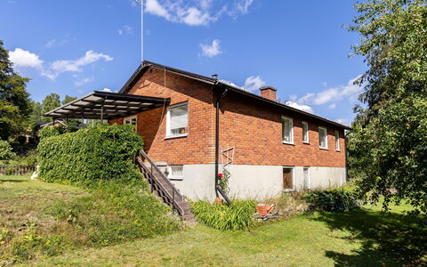 Villa Fröseke: Grass, Building, Window, House, Shrub, Residential Area, Roof, Home, Cottage