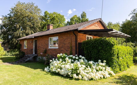 Villa Fröseke: Grass, House, Shrub, Roof, Cottage, Garden, Home, Land Lot, Lawn