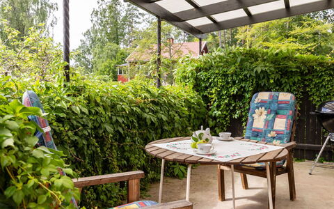 Villa Fröseke: Shrub, Furniture, Garden, Shade, Outdoor Table, Outdoor Furniture, Backyard, Chair, Outdoor Structure, Yard