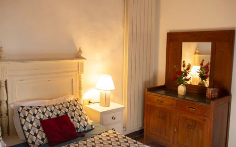Podere Dolce Sonno e Sonnellino: Furniture, Interior Design, Wood, Room, Floor, Flooring, Lighting, Bedroom, Picture Frame, Brown