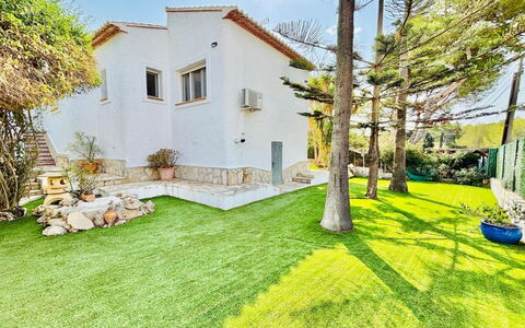 Calma: House, Garden, Home, Lawn, Cottage, Landscaping, Yard, Backyard, Estate, Walkway