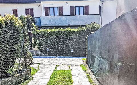 Marina di Massa 651: Wall, Green, Alley, Driveway, Garden, Walkway, Flagstone, Cobblestone, Landscaping, Backyard