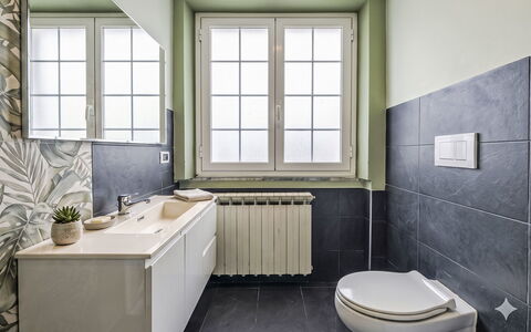 Marina di Massa 651: Bathroom, Plumbing Fixture, Flooring, Floor, Interior Design, Tap, Sink, Toilet, Tile, Plumbing