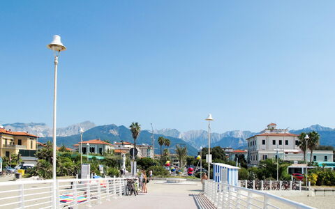 Marina di Massa 651: Sky, Public Space, Street Light, Pole, Walkway, Thoroughfare, Sidewalk, Boardwalk, Fence