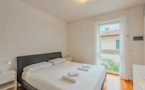 Caminito: Bed, Interior Design, Bedroom, Floor, Bed Frame, Room, Ceiling, Bedding, Bed Sheet, Apartment