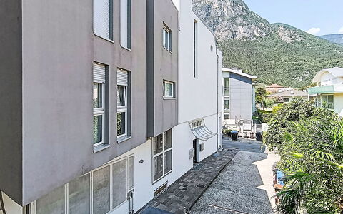 Gigi: Apartment, Condominium, Balcony
