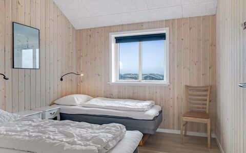 Arsi - 350M from the Sea: Bedroom, Freezing, Ice Cap, Bedding, Winter, Daylighting, Snow, Bed, Plank, Bed Sheet