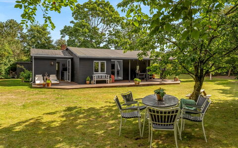 Elenora - 300M from the Sea: Grass, Shrub, Home, House, Cottage, Land Lot, Garden, Farmhouse, Groundcover