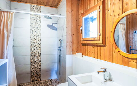 Les Marmottes: Flooring, Wood, Floor, Interior Design, Plumbing Fixture, Ceiling, Bathroom, Lighting, Tap, Room