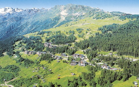 Les Marmottes: Mountainous Landforms, Mountain, Natural Landscape, Highland, Landscape, Grassland, Hill Station, Mountain Range, Terrain, Pasture