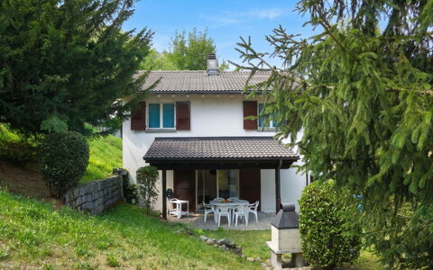 Casa Alenzino: House, Shrub, Residential Area, Roof, Home, Cottage, Garden, Lawn, Farmhouse