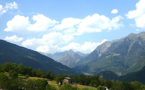 Casa Alenzino: Mountain, Sky, Mountainous Landforms, Nature, Hill, Grass, Mountain Range, Cloud, Natural Landscape, Vegetation