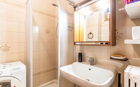 Il Nido: Interior Design, Plumbing Fixture, Flooring, Bathroom, Bathroom Sink, Floor, Sink, Tap, Room, Plumbing