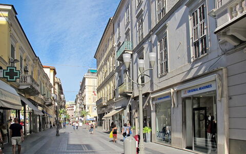 Il Nido: Daytime, Building, Road Surface, Window, Urban Area, City, Town, Street, Road