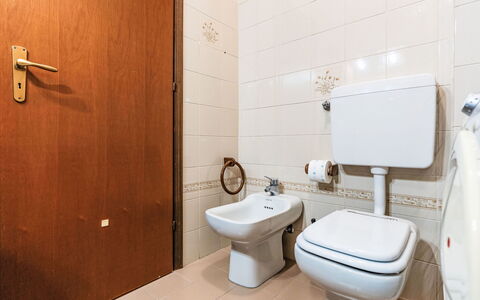 Il Nido: Toilet Seat, Plumbing Fixture, Bathroom, Toilet, Flooring, Floor, Plumbing, Bidet, Sink, Tap