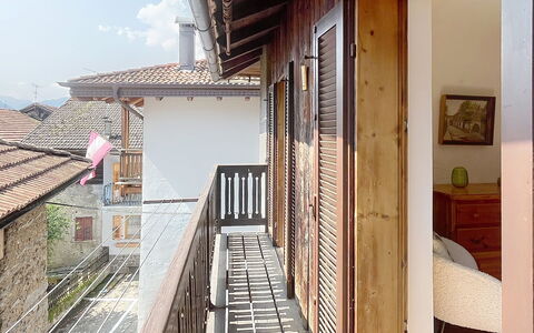 Bluhome: Wall, Wood, Architecture, Residential Area, Home, Door, Porch, Balcony, Handrail, Baluster