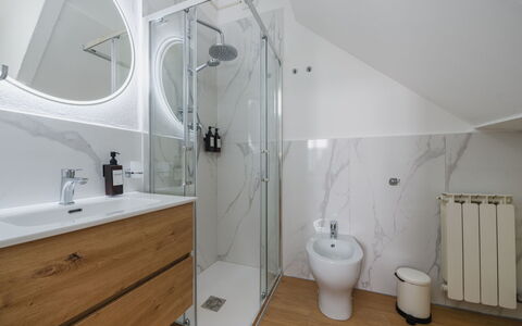 Casa Vacanze al Teatro: Flooring, Plumbing Fixture, Floor, Interior Design, Bathroom, Bathroom Sink, Wood, Sink, Tap, Bathroom Cabinet