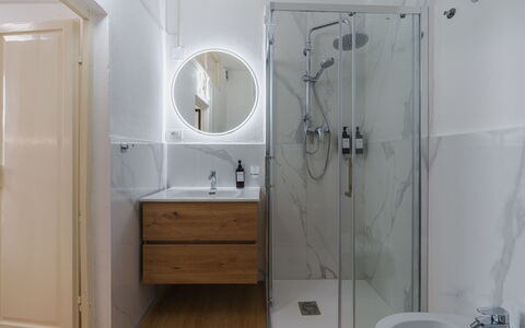 Casa Vacanze al Teatro: Bathroom Sink, Flooring, Plumbing Fixture, Floor, Bathroom, Sink, Interior Design, Tap, Bathroom Cabinet, Mirror