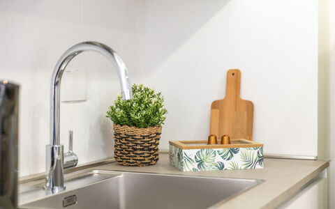 Suite Sinfonia Blu: Plumbing Fixture, Kitchen, Kitchen Sink, Countertop, Sink, Tap, Flowerpot, Tableware, Plumbing, Interior Design