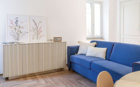Suite Sinfonia Blu: Furniture, Interior Design, Flooring, Wood, Floor, Couch, Textile, Room, Home, Living Room