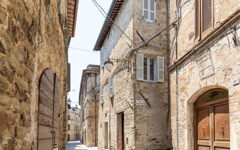 Suite Sinfonia Oro: Wall, Neighbourhood, Street, Alley, Human Settlement, Door, Brick, Cobblestone, Brickwork, Concrete