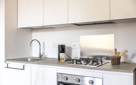 Suite Sinfonia Oro: Kitchen Appliance, Kitchen, Countertop, Major Appliance, Home Appliance, Interior Design, Cabinetry, Kitchen Stove, Stove, Furniture