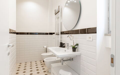 Suite Sinfonia Oro: Flooring, Interior Design, Floor, Plumbing Fixture, Bathroom, Tile, Plumbing, Tap, Sink, Toilet