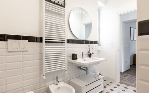 Suite Sinfonia Oro: Interior Design, Flooring, Floor, Plumbing Fixture, Sink, Bathroom Sink, Home, Plumbing, Bathroom, Room