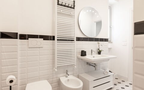 Suite Sinfonia Oro: Flooring, Interior Design, Floor, Plumbing Fixture, Toilet, Bathroom, Sink, Toilet Seat, Bathroom Sink, Tap