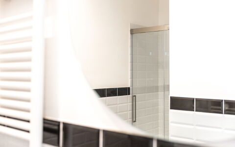 Suite Sinfonia Oro: Composite Material, Tile, Plumbing, Steel, Plumbing Fixture, Aluminium, Bathroom
