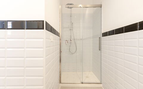 Suite Sinfonia Oro: Flooring, Floor, Interior Design, Tile, Bathroom, Plumbing, Plumbing Fixture, Design