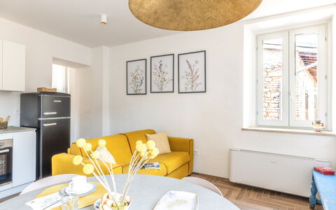 Suite Sinfonia Oro: Furniture, Interior Design, Floor, Flooring, Wall, Room, Wood, Ceiling, Yellow, Couch